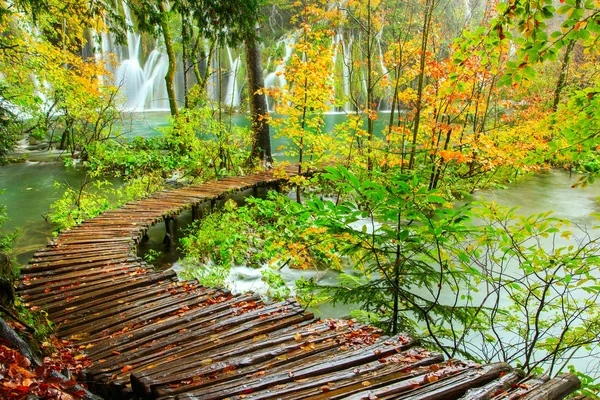 Chemin touristique en bois dans le parc national des lacs de Plitvice — Photo