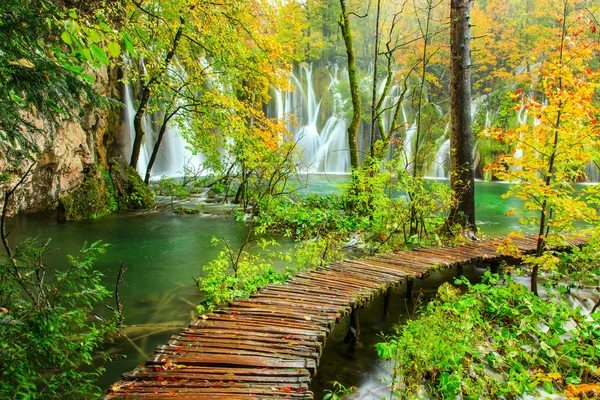 Houten toeristisch pad in nationaal park plitvice lakes — Stockfoto