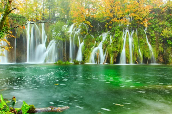 Цвета осени и водопады Плитвицкого национального парка — стоковое фото