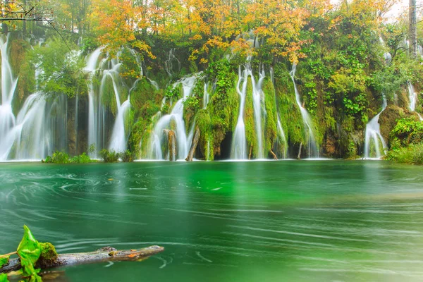 Colori autunnali e cascate del Parco Nazionale di Plitvice — Foto Stock