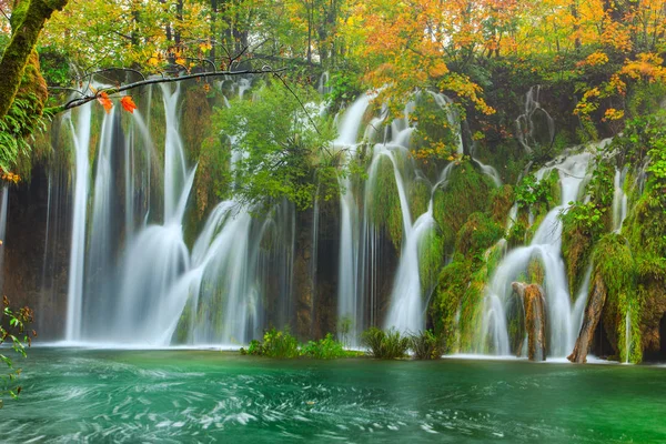 Cores do Autum e cachoeiras do Parque Nacional Plitvice — Fotografia de Stock