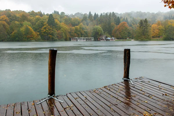 Lago florestal Autum Kozjak no Parque Nacional Plitvice — Fotografia de Stock