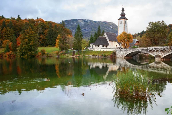 Kirchturm und Steinbrücke am Bohinjer See — Stockfoto