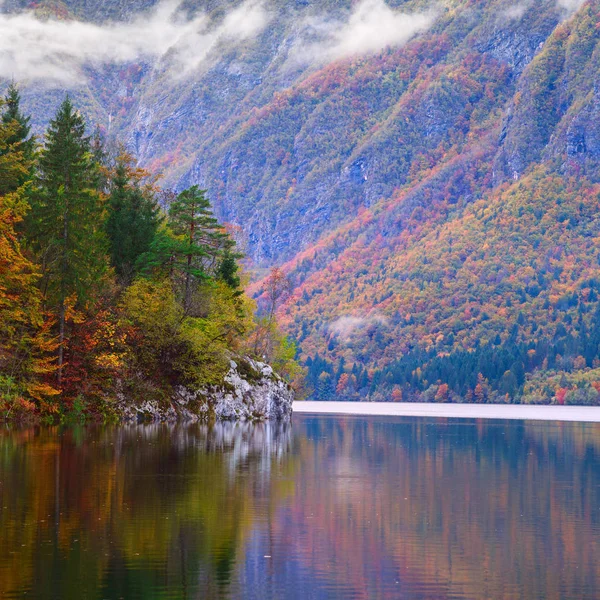 美丽的秋天景物在渤兴湖 — 图库照片