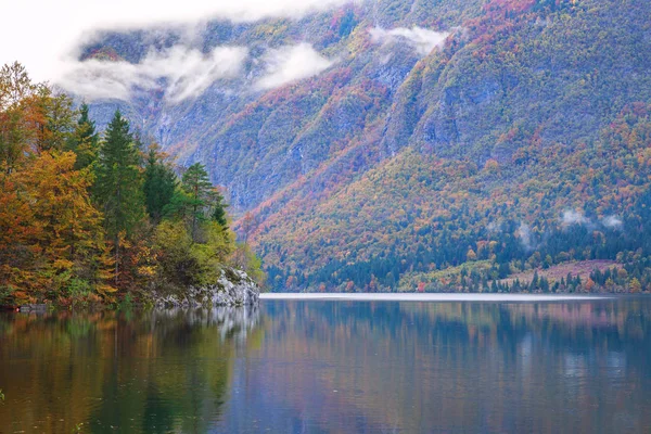 Bela paisagem de outono no lago Bohinj — Fotografia de Stock