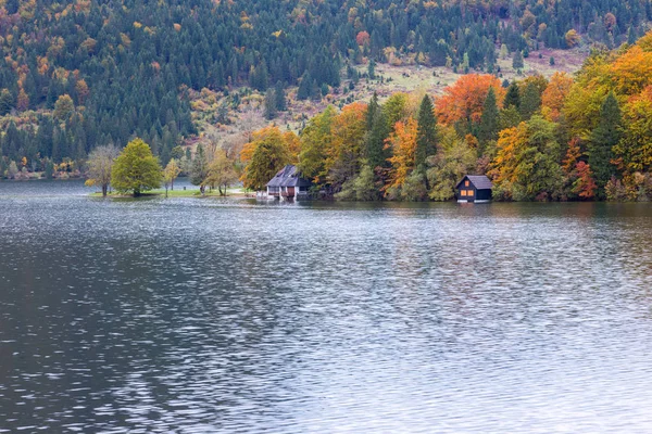 美丽的秋天景物在渤兴湖. — 图库照片