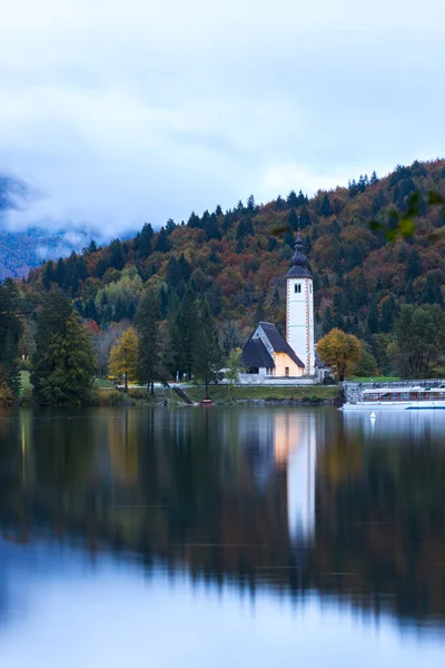 Kirchturm und Steinbrücke am Bohinjer See — Stockfoto
