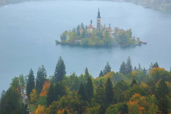 Bled med sjön, ön och bergen i bakgrunden, Slovenien — Stockfoto