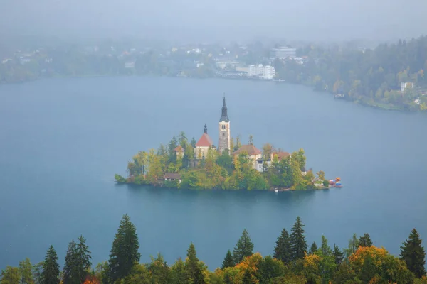 Bled con lago, isola e montagne sullo sfondo, Slovenia — Foto Stock