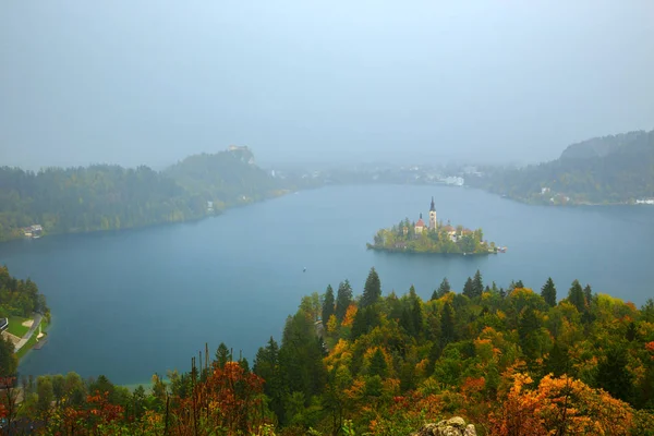 Місто Блед з озера, острів та гір у фоновому режимі, Словенія — стокове фото