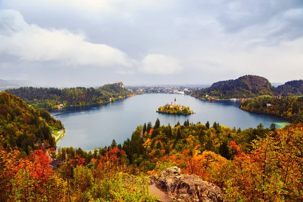 Mit See, Insel und Bergen im Hintergrund, Slowenien — Stockfoto