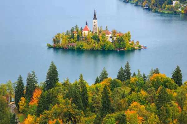 Mit See, Insel und Bergen im Hintergrund, Slowenien — Stockfoto