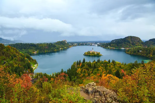 Bled med sjön, ön och bergen i bakgrunden, Slovenien — Stockfoto