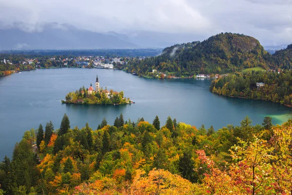 Bled jezero, ostrov a hory v pozadí, Slovinsko — Stock fotografie