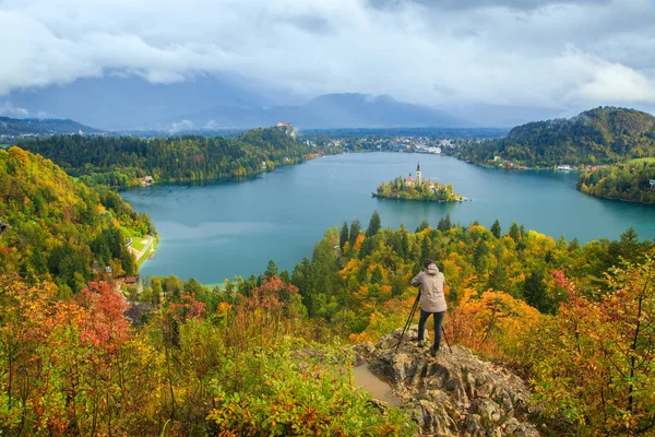 Fotógrafo toma una foto cerca del lago Bled —  Fotos de Stock