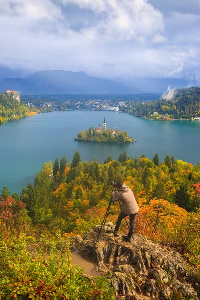 Fotograf fotografiert in der Nähe des Sees — Stockfoto