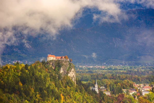 Castelo de Bled com Lake Bled, Eslovênia — Fotografia de Stock