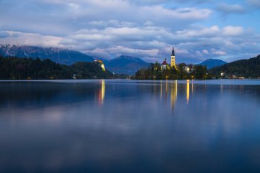 Kilise tarafından gece Slovenya, Avrupa kanadı.