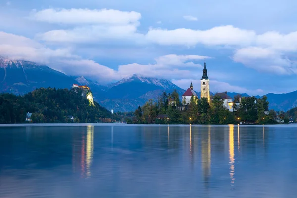 Iglesia de Bled por la noche en Eslovenia, Europa — Foto de Stock