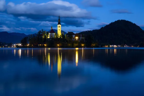 Kerk van bled bij nacht in Slovenië, Europa — Stockfoto