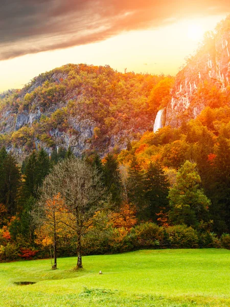 Cascade incroyable périodique dans les montagnes d'automne — Photo