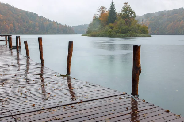 Lac de forêt Autum Kozjak dans le parc national de Plitvice — Photo
