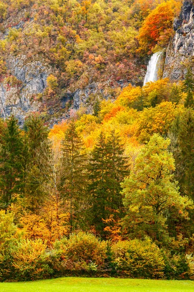 Cascata periodica incredibile in montagna d'autunno — Foto Stock