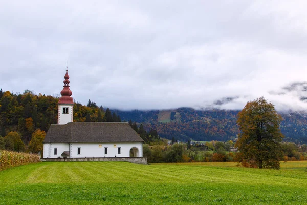 Iglesia típica eslovena en las montañas —  Fotos de Stock
