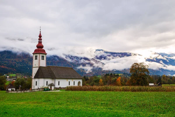 Iglesia típica eslovena en las montañas —  Fotos de Stock