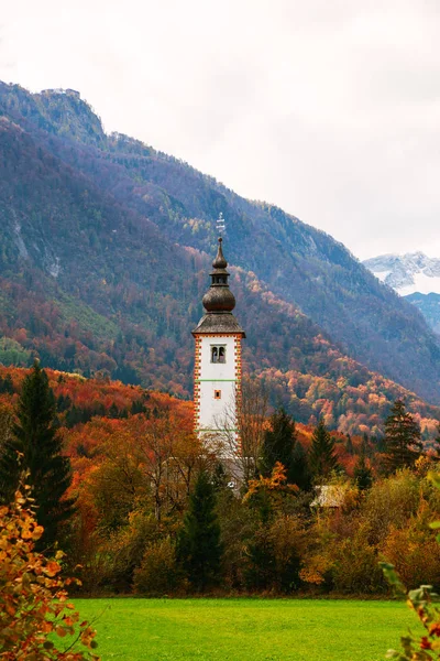 Iglesia típica eslovena en las montañas — Foto de Stock