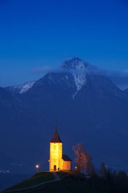 Kilise Jamnik gün batımında, tepede