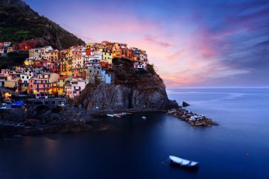 Manarola Köyü alacakaranlık, Cinque Terre, İtalya