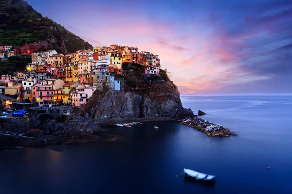 Manarola village at twilight, Cinque Terre, Italia — Foto de Stock