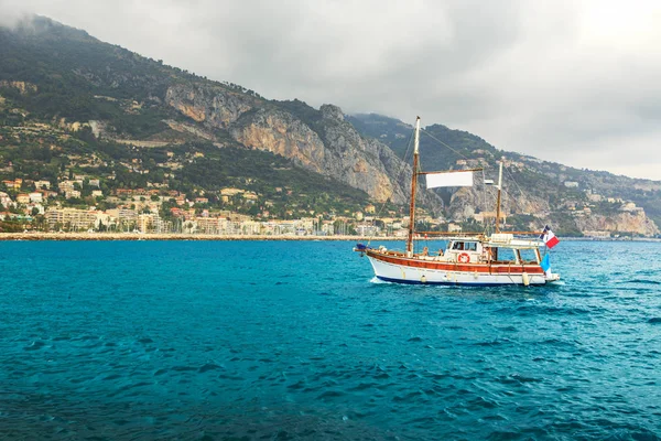 Segelschiff bei Menton — Stockfoto