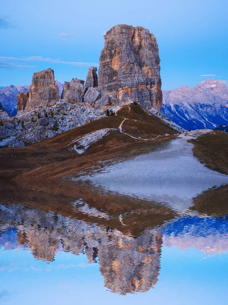 Cinque Torri skalní útvar pod večerní slunce, Alpy Dolomity — Stock fotografie