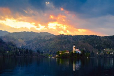 Bled Gölü, ada ve dağ içinde geçmiş, Slovenya