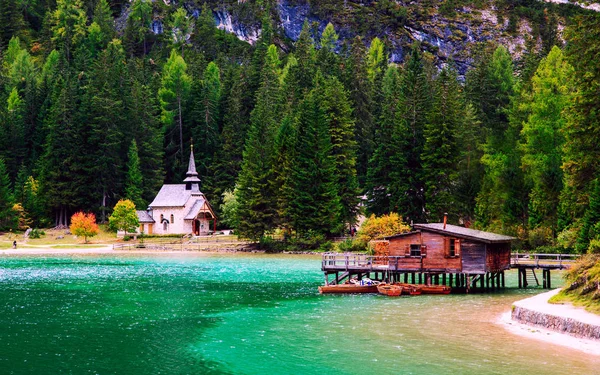 Dolomites dağlarda Braies Gölü — Stok fotoğraf