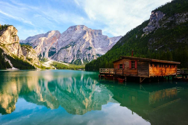 Lago Braies (Pragser Wildsee) nas montanhas Dolomitas — Fotografia de Stock