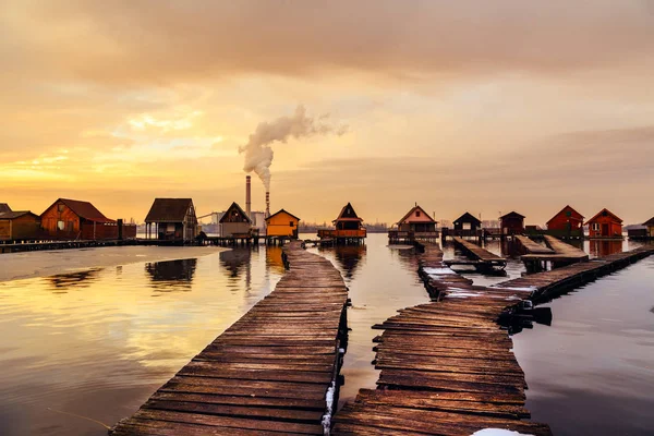 Gün batımı göl Bokod iskelesi ile