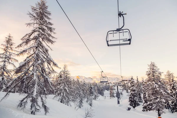 Panorama des montagnes hivernales avec pistes de ski et remontées mécaniques — Photo