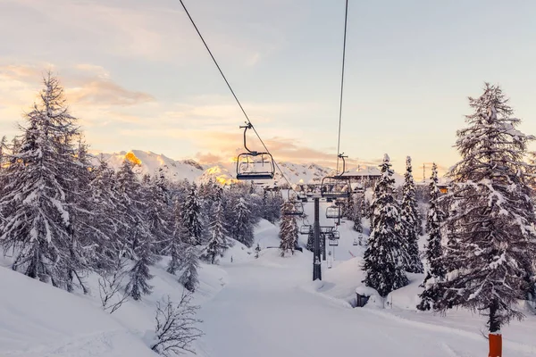 冬季高山全景，设有滑雪场及滑雪升降机 — 图库照片