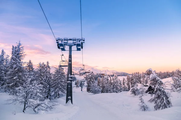 Panorama des montagnes hivernales avec pistes de ski et remontées mécaniques — Photo