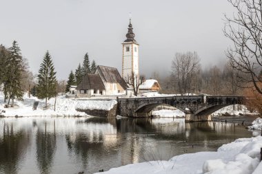 Kilise ve göl Bohinj köprü görüntüleme