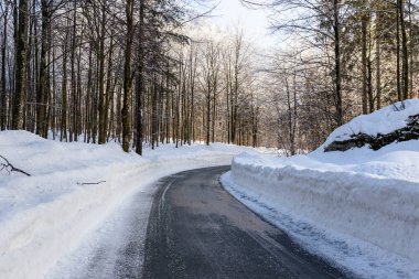 Karlı kış yol Julian Alps için