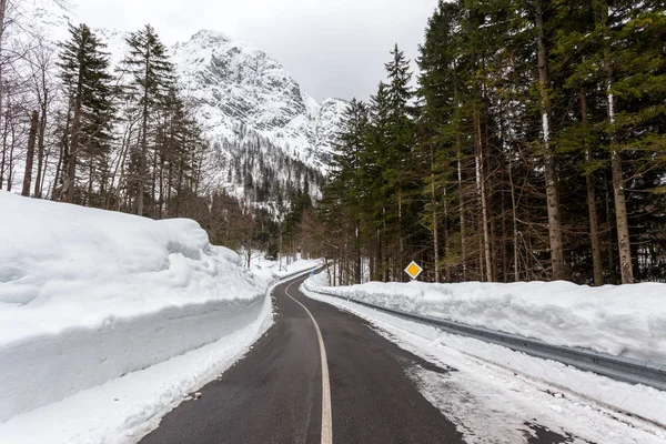 Пустой горной дороге зимний день — стоковое фото