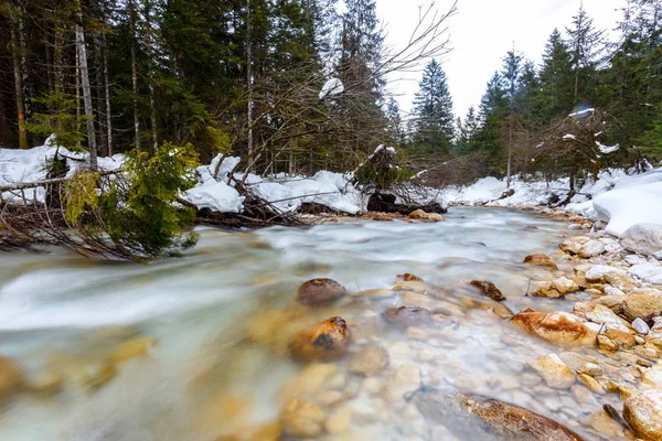 Rio da montanha no inverno — Fotografia de Stock