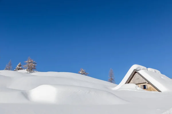 Winterlandschap met klein houten huis — Stockfoto