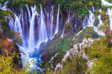 Güzel şelale sonbahar Plitvice Milli Parkı, Hırvatistan
