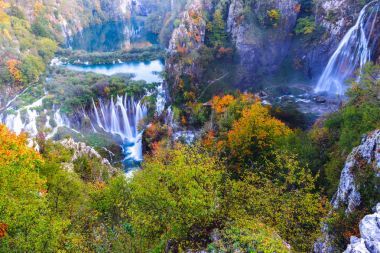 Güzel şelale sonbahar Plitvice Milli Parkı, Hırvatistan
