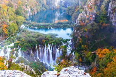 Güzel şelale sonbahar Plitvice Milli Parkı, Hırvatistan